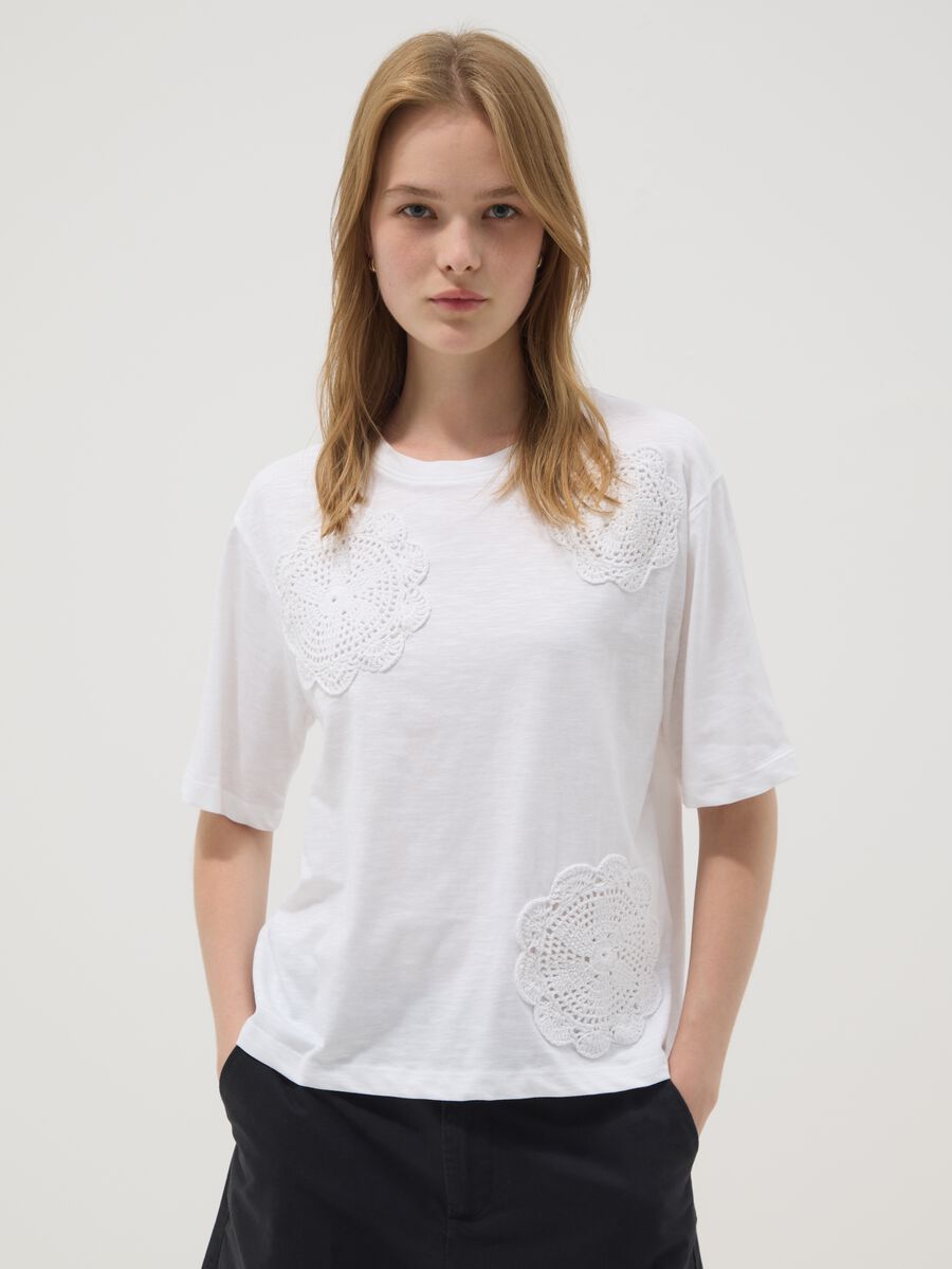 White pure cotton T-shirt with crochet appliqu&eacute;_1