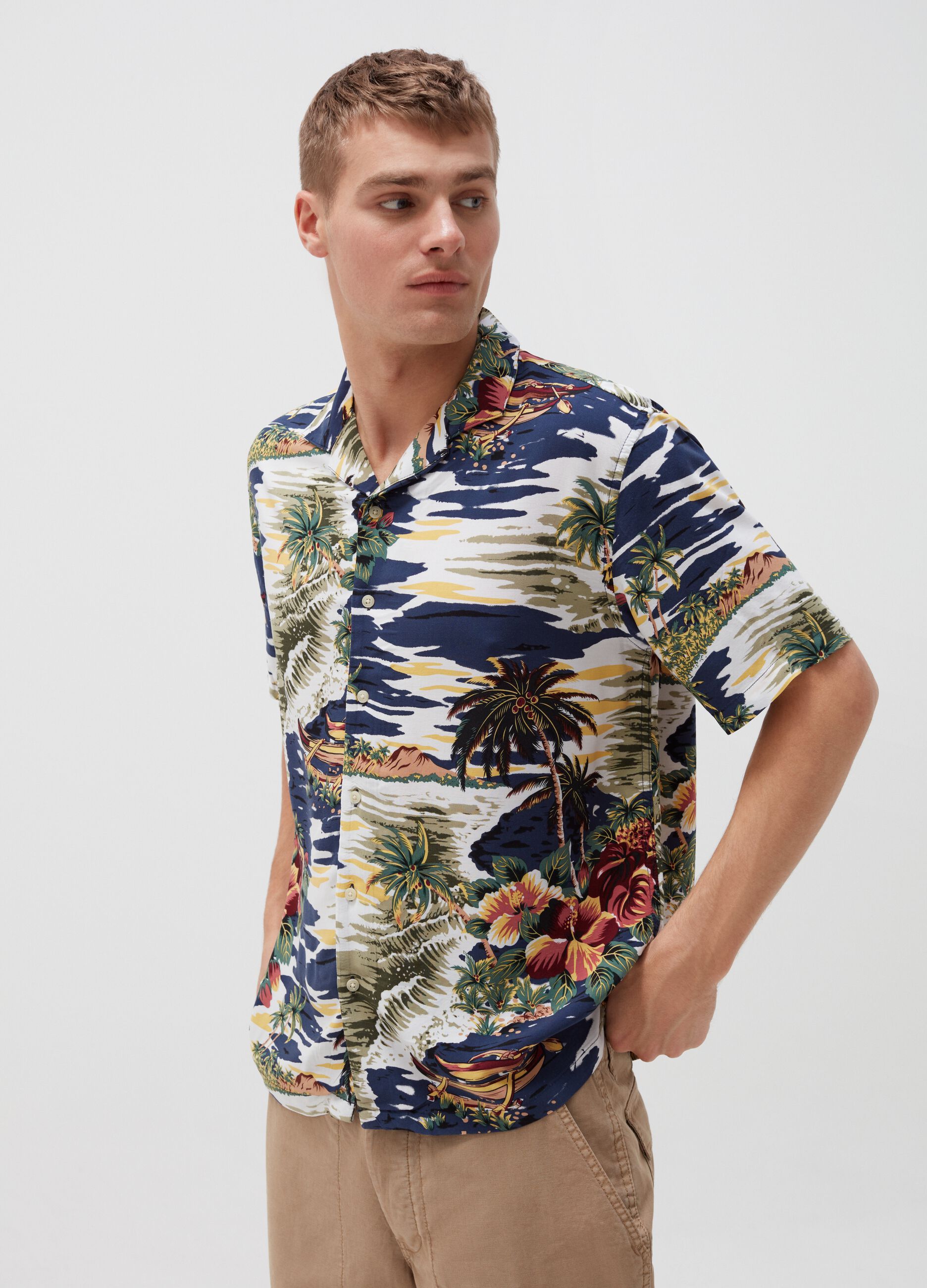 Camicia a maniche corte con fantasia hawaiana_0
