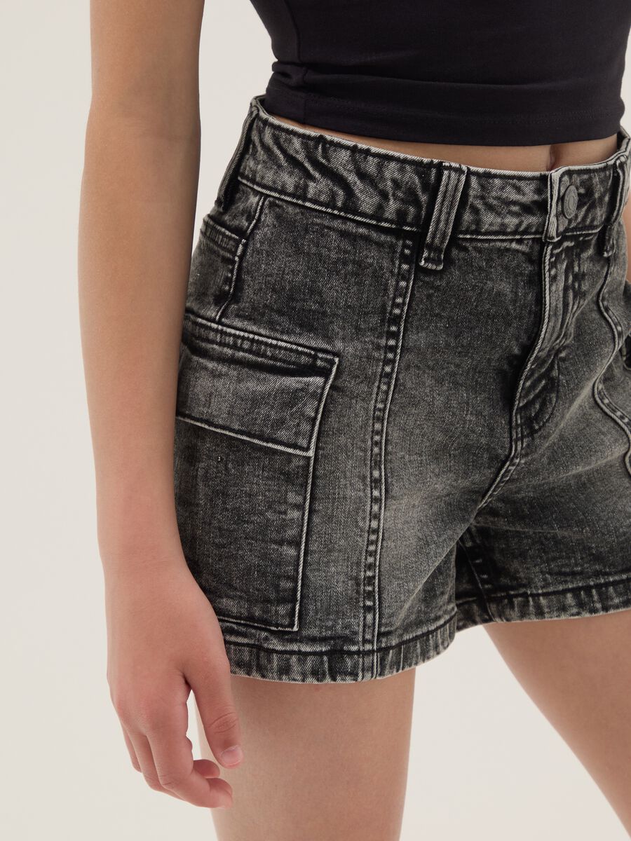 Girls&rsquo; slim-fit grey cargo denim shorts in stretch cotton_2