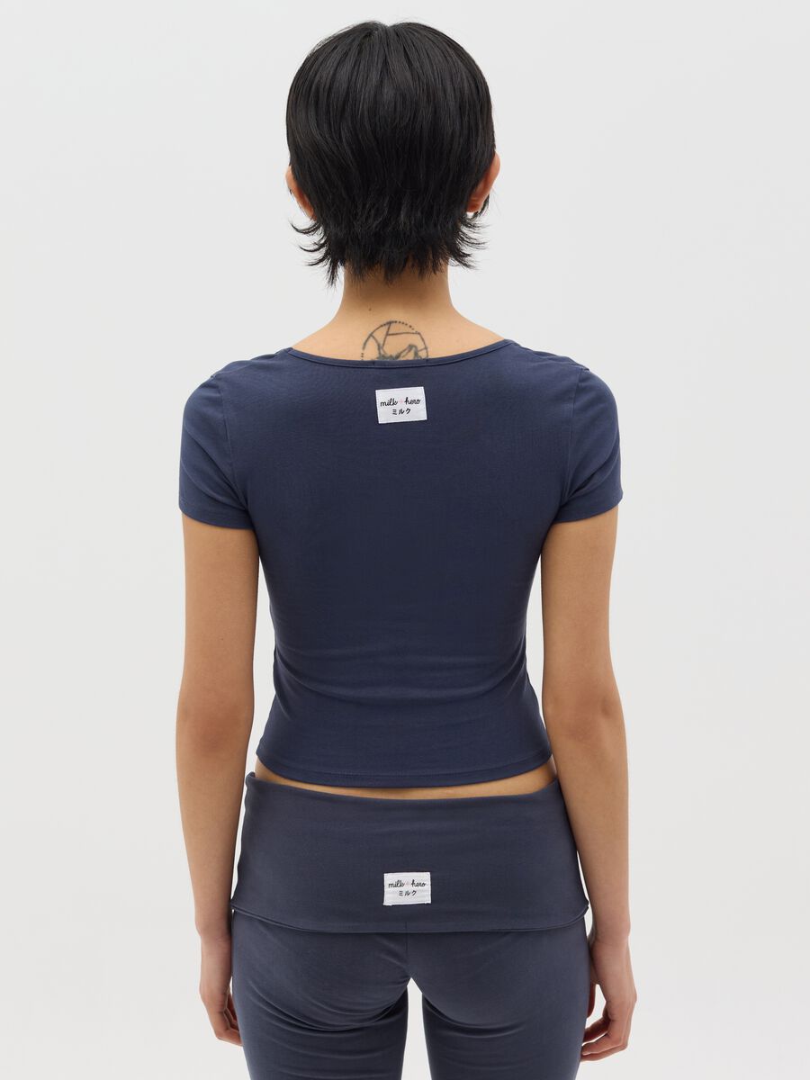 Blue T-shirt with square neckline_3