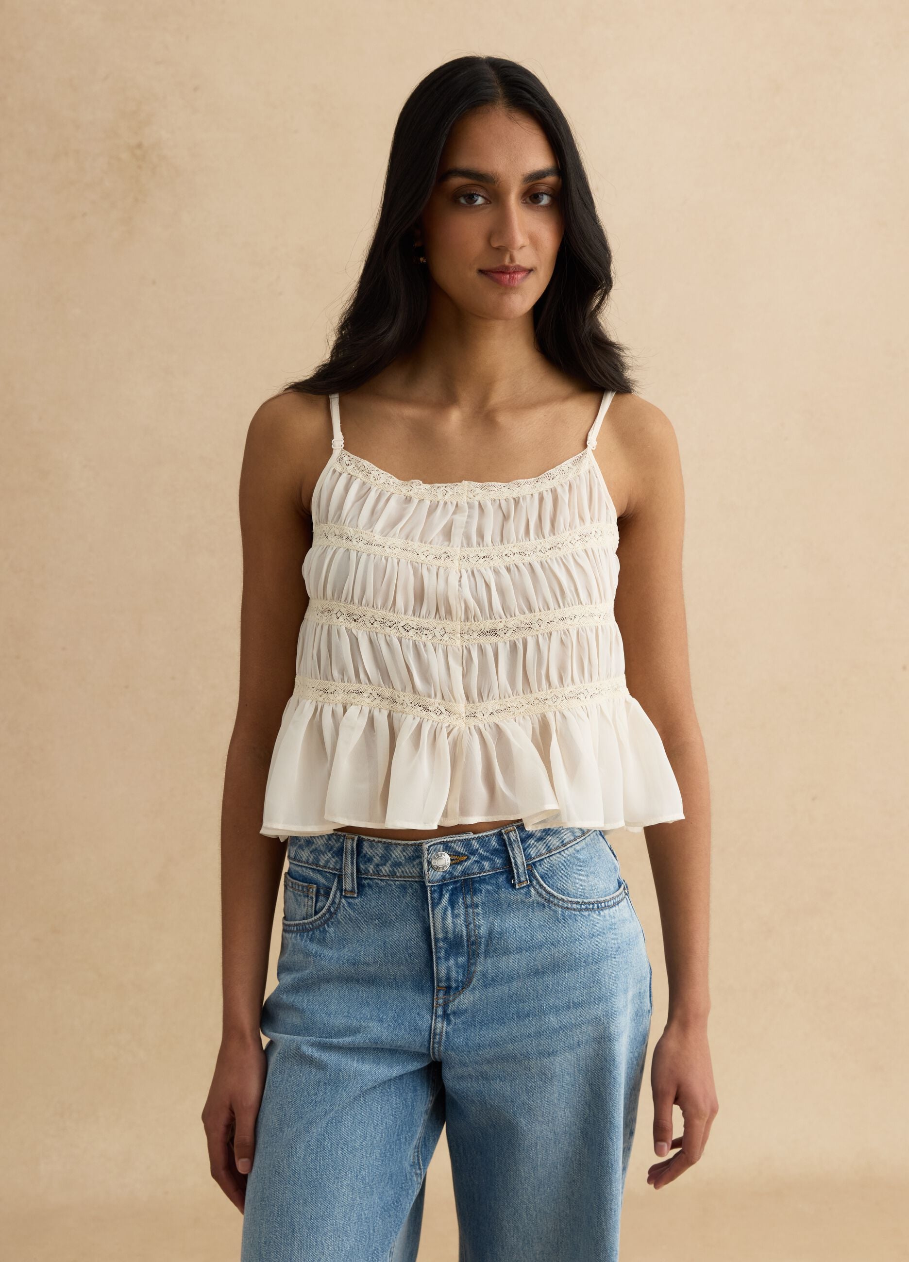 Top smanicato con lavorazione arricciata a balze e inserti in pizzo crochet