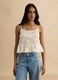 Top smanicato con lavorazione arricciata a balze e inserti in pizzo crochet_3