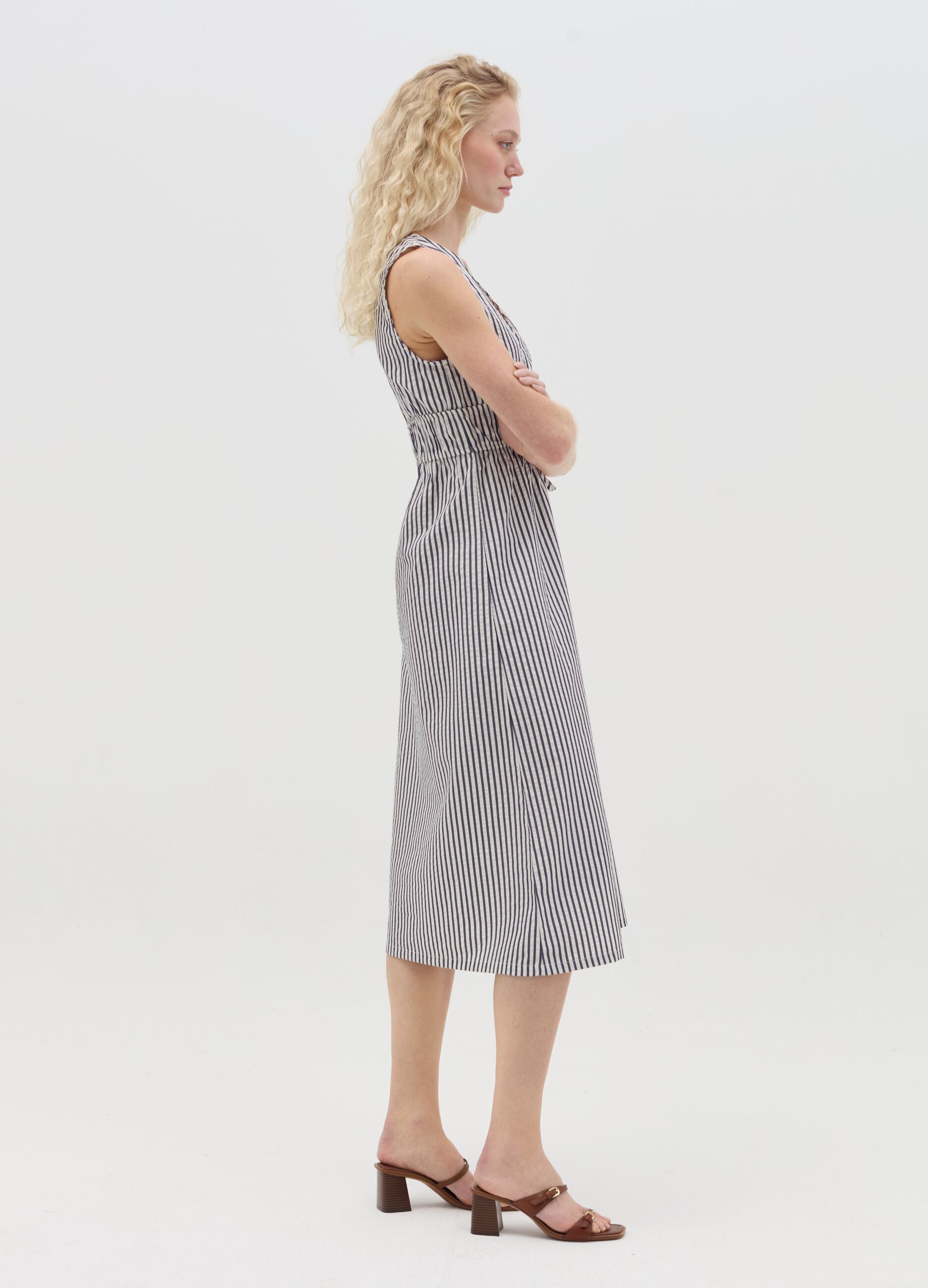 Abito midi a righe con scollo a V