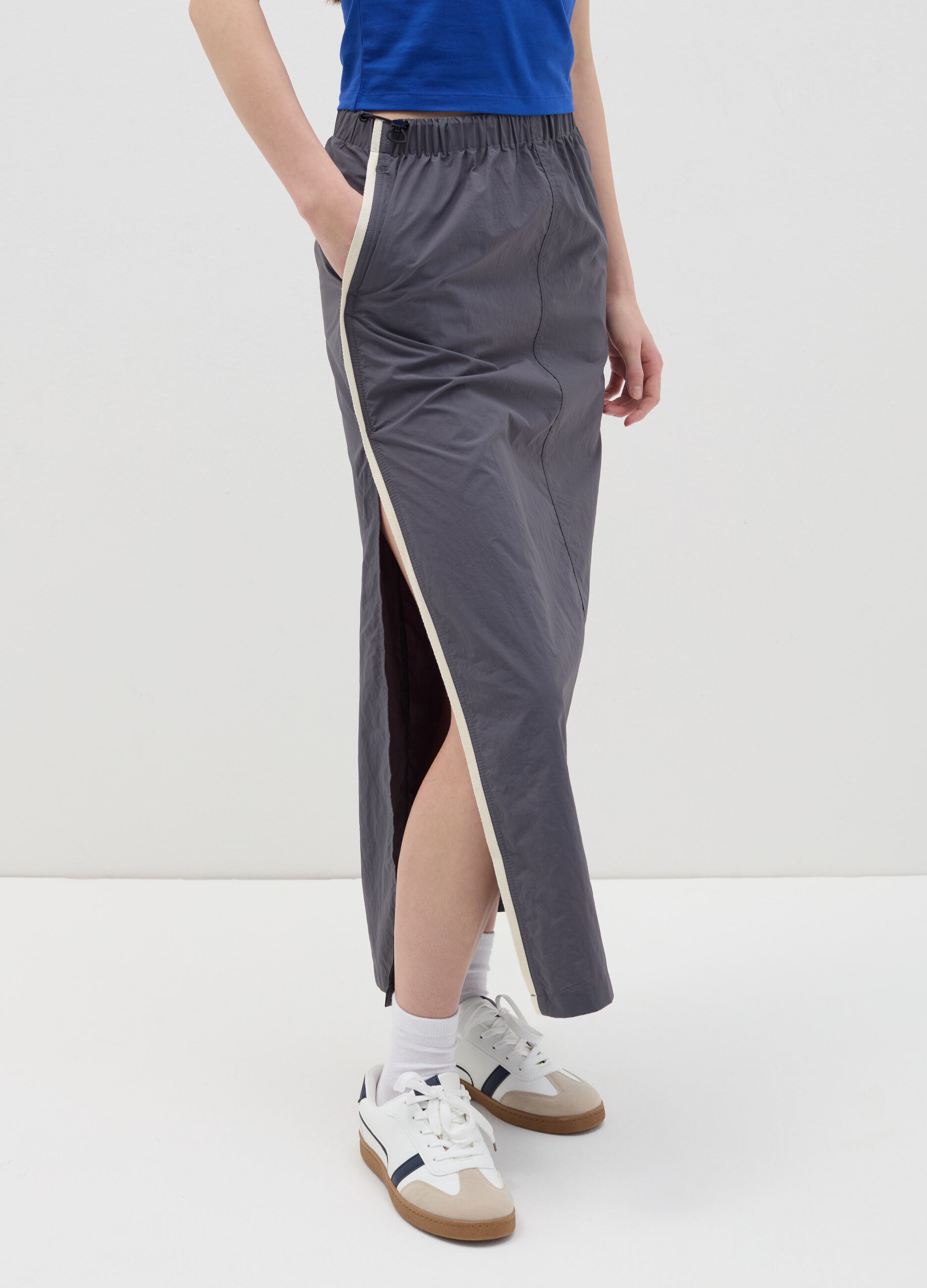 Gonna lunga in nylon con spacchi