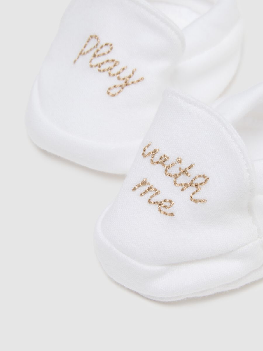 White cotton baby hat and shoe set with embroidery_2