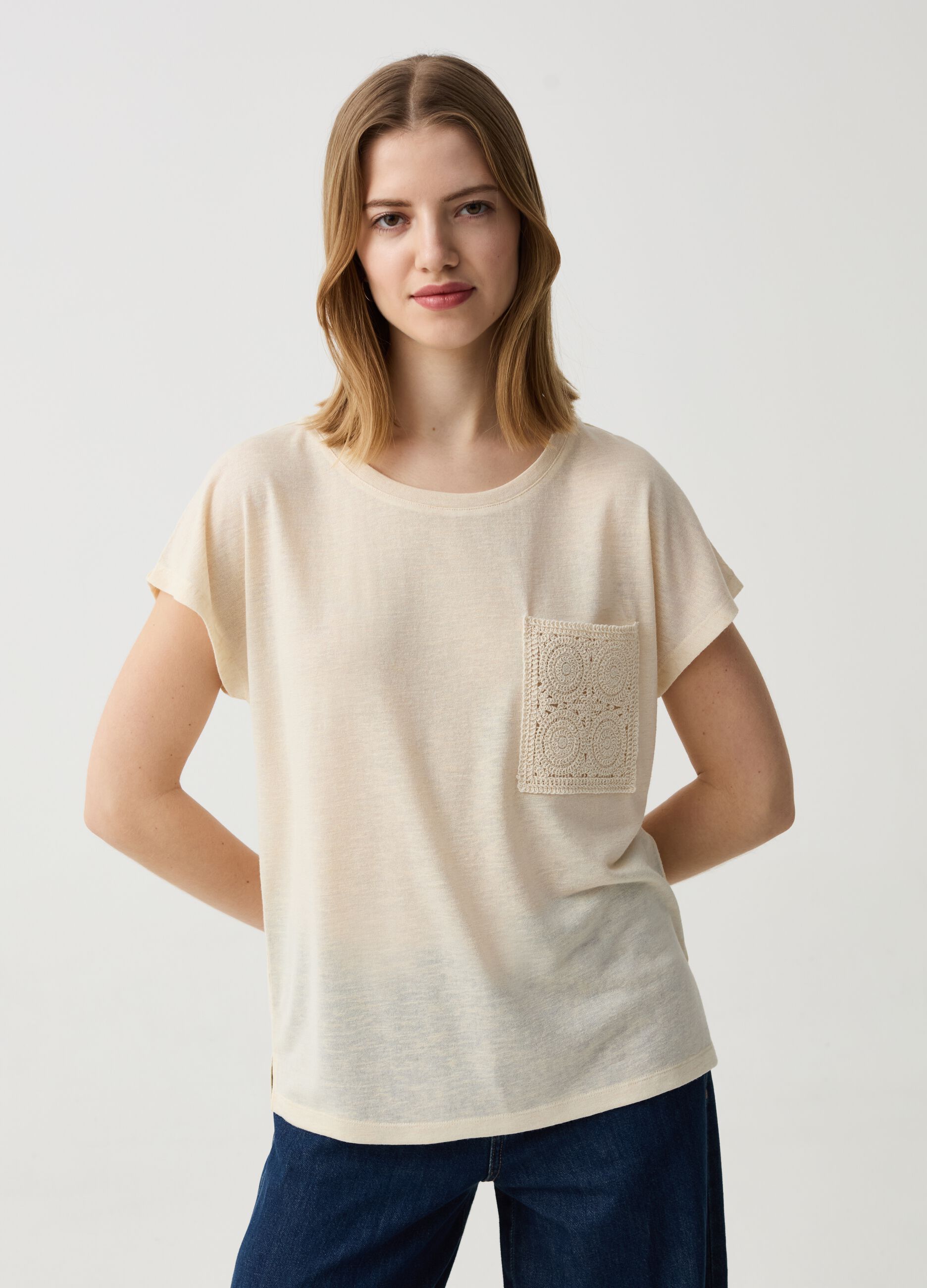 T-shirt girocollo con tasca crochet