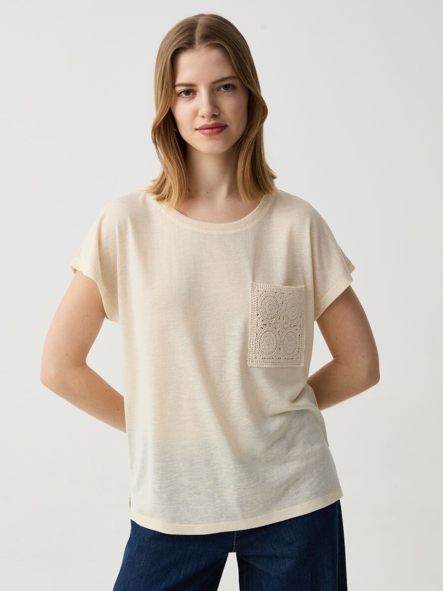 T-shirt girocollo con tasca crochet_0