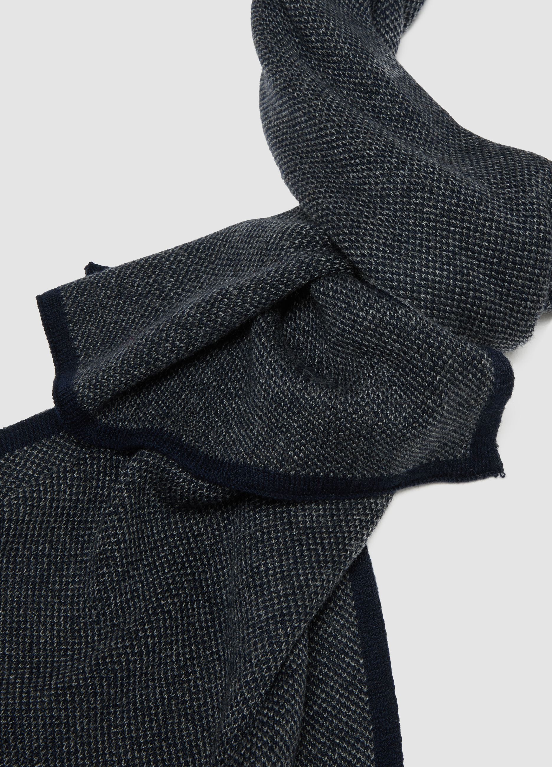 Sciarpa blu in misto lana lavorata a maglia