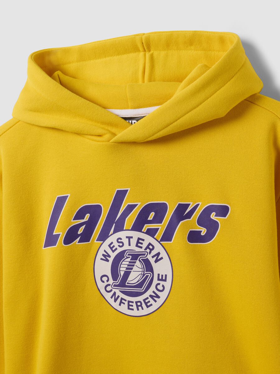 Yellow cotton-blend hoodie with Lakers print for boys_4