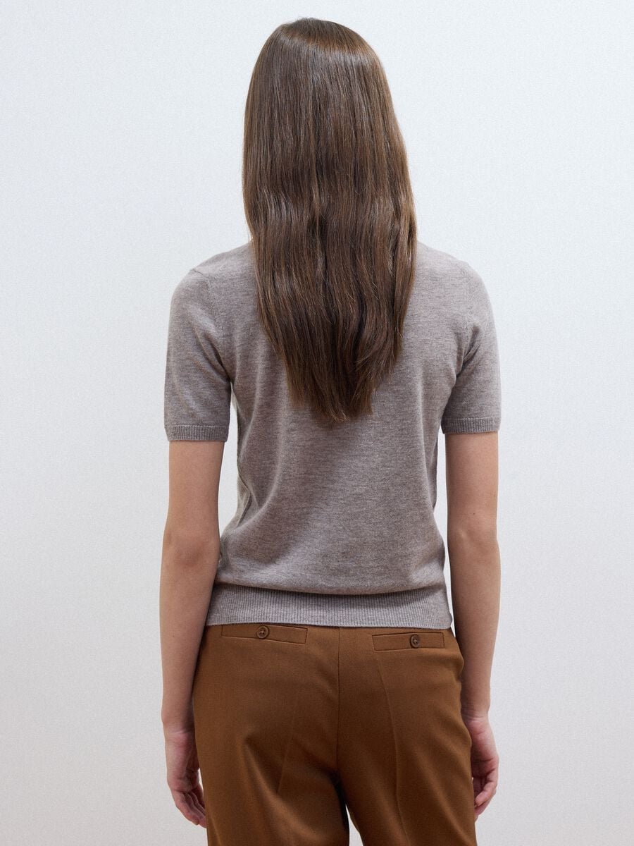 Maglia grigia in pura lana con colletto polo regular fit_3