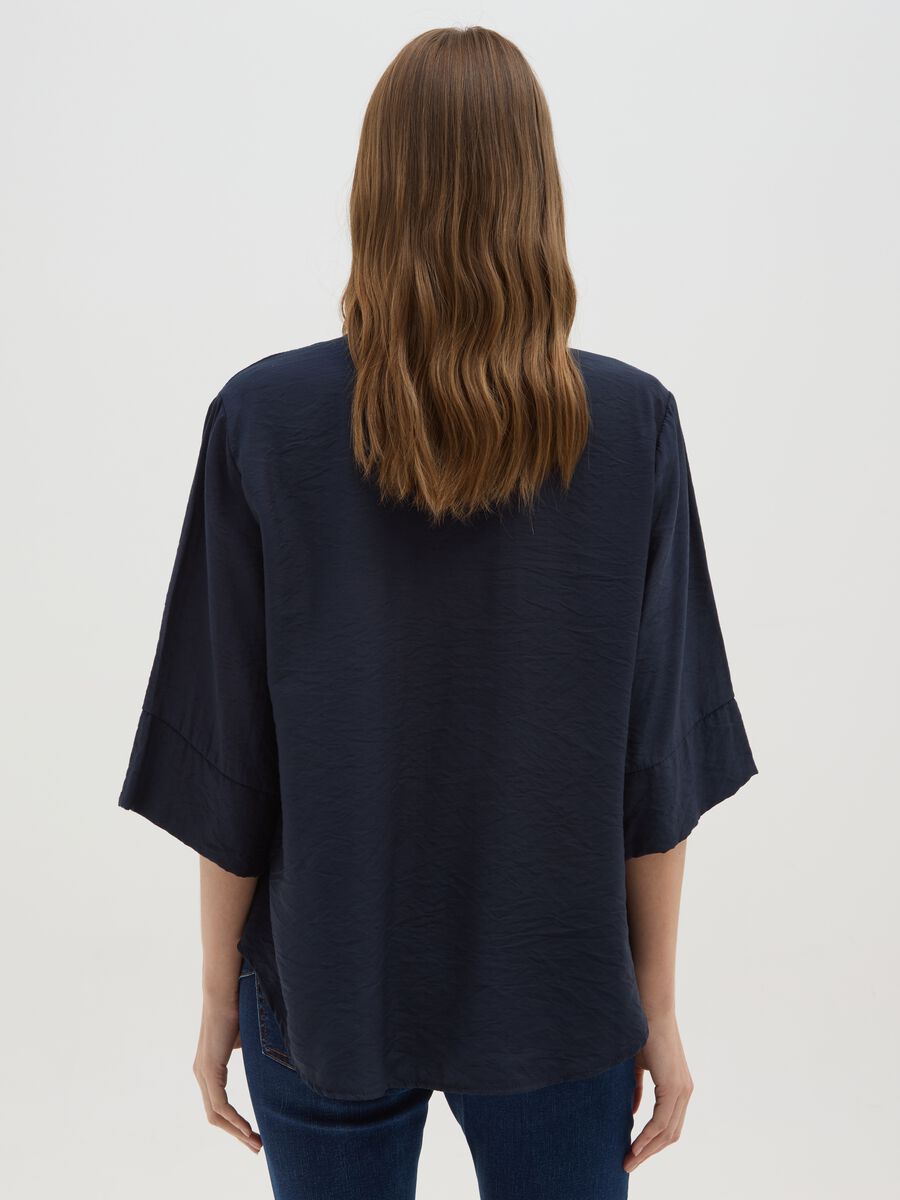 Blusa blu con scollo a V e maniche ampie_2