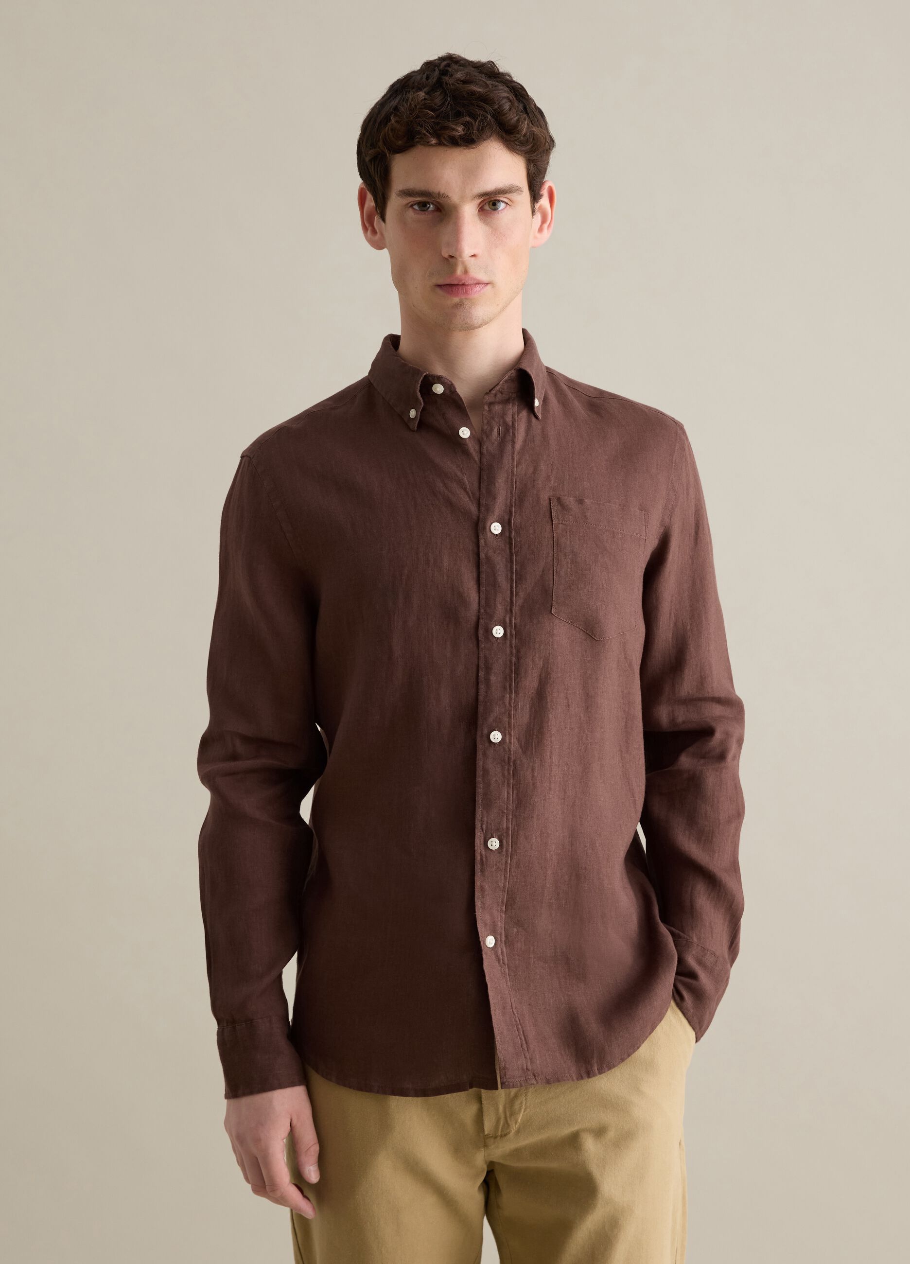 Brown shirt in linen with button-down collar