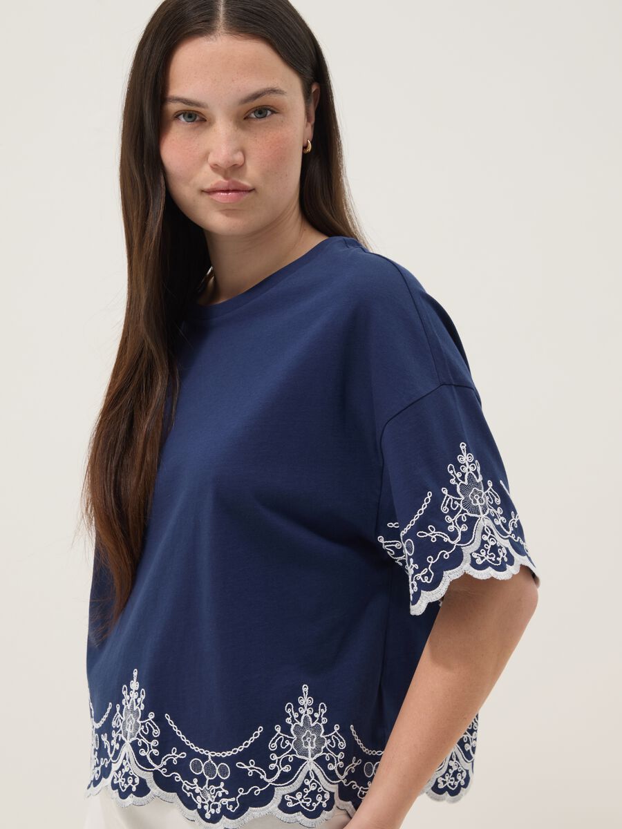 T-shirt blu in puro cotone con ricami regular fit_2