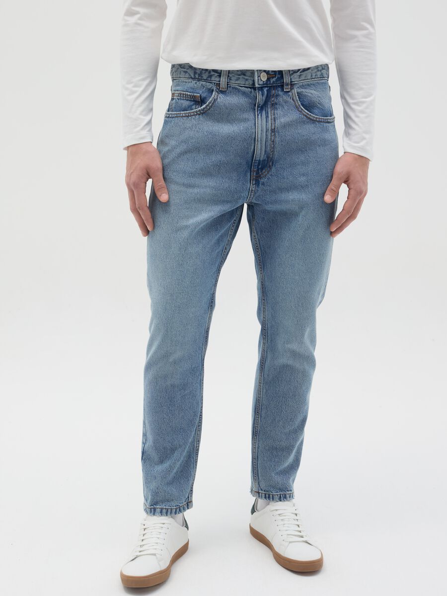 Carrot-fit jeans with fading_1
