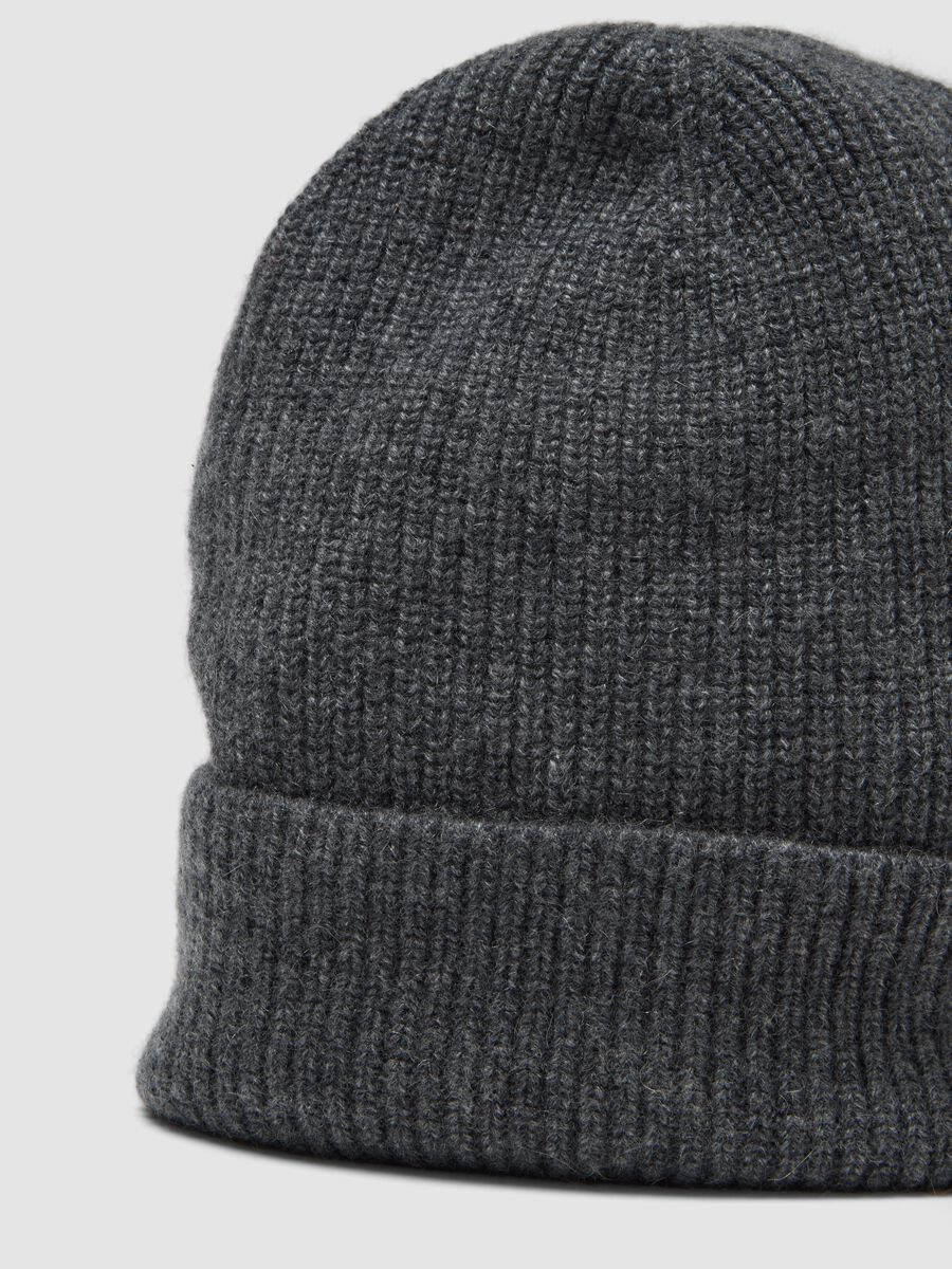 Berretto grigio scuro in puro cashmere a costine_2