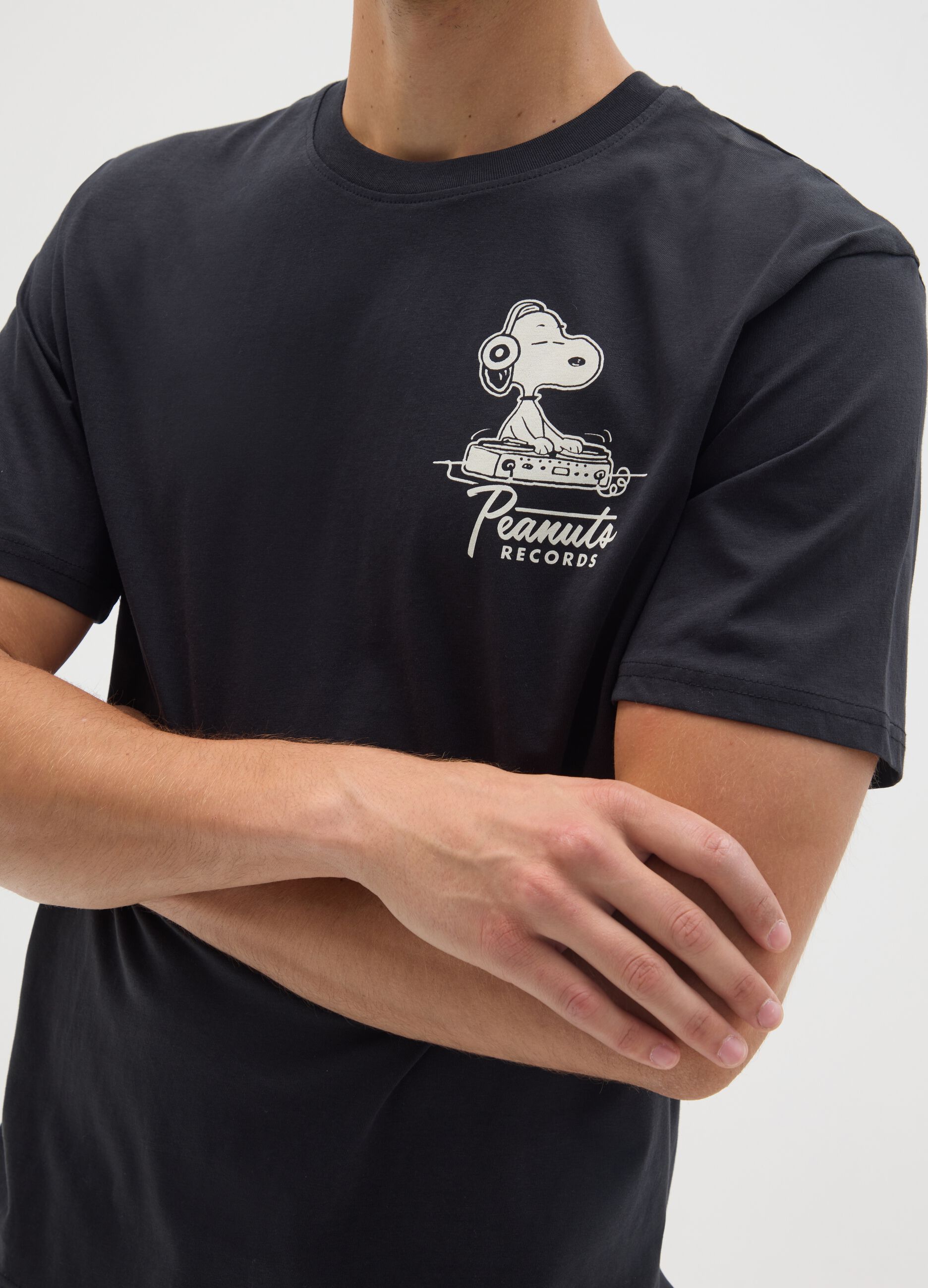 T-shirt in puro cotone nero relaxed fit con Snoopy
