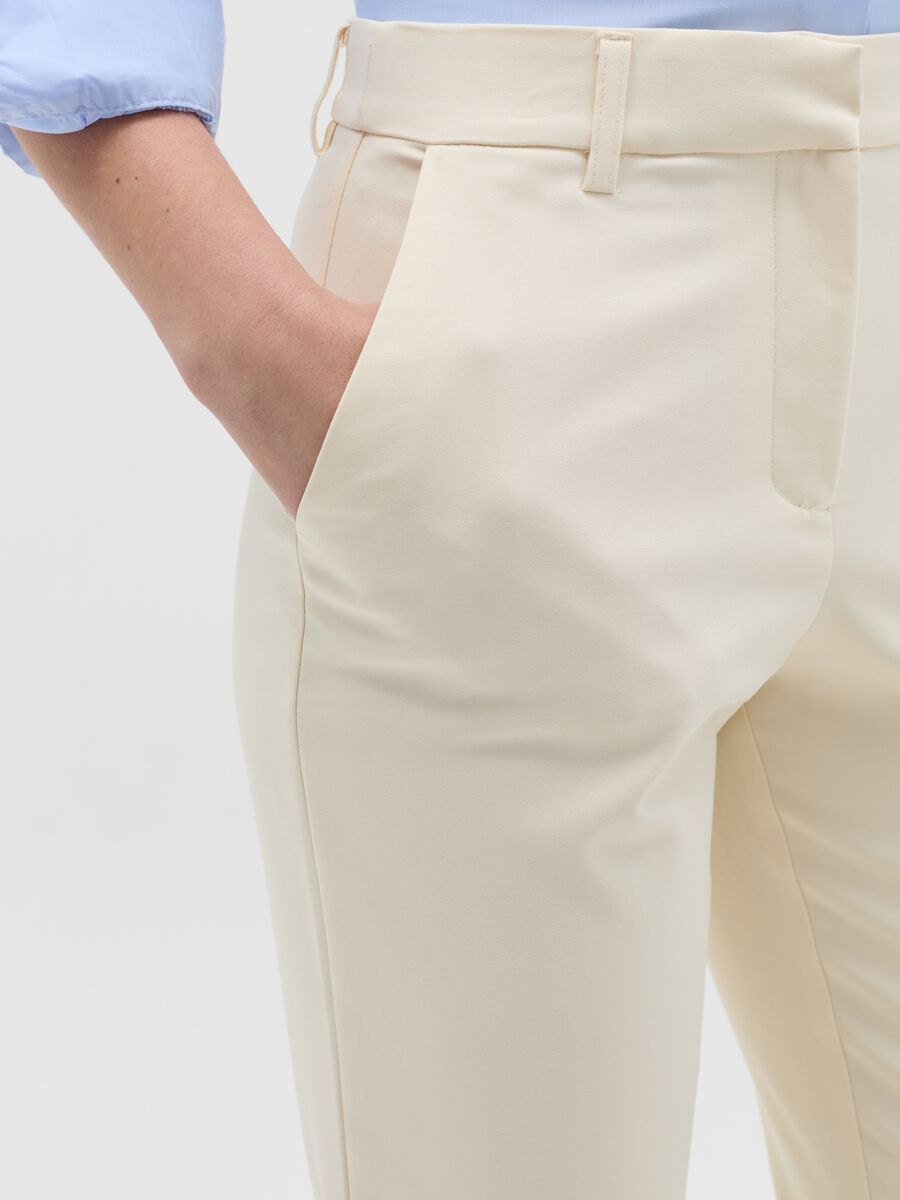 Chino trousers with pockets_2