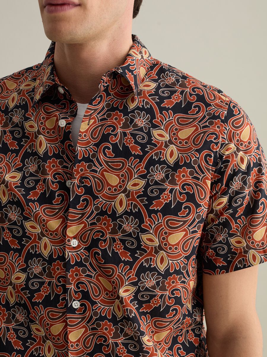Short-sleeved shirt with paisley print_3