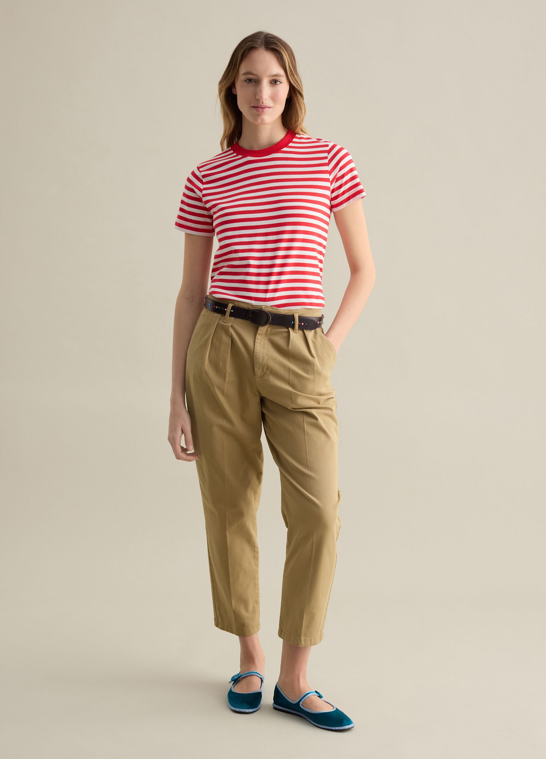 T-shirt a righe rosse e bianche con maniche corte