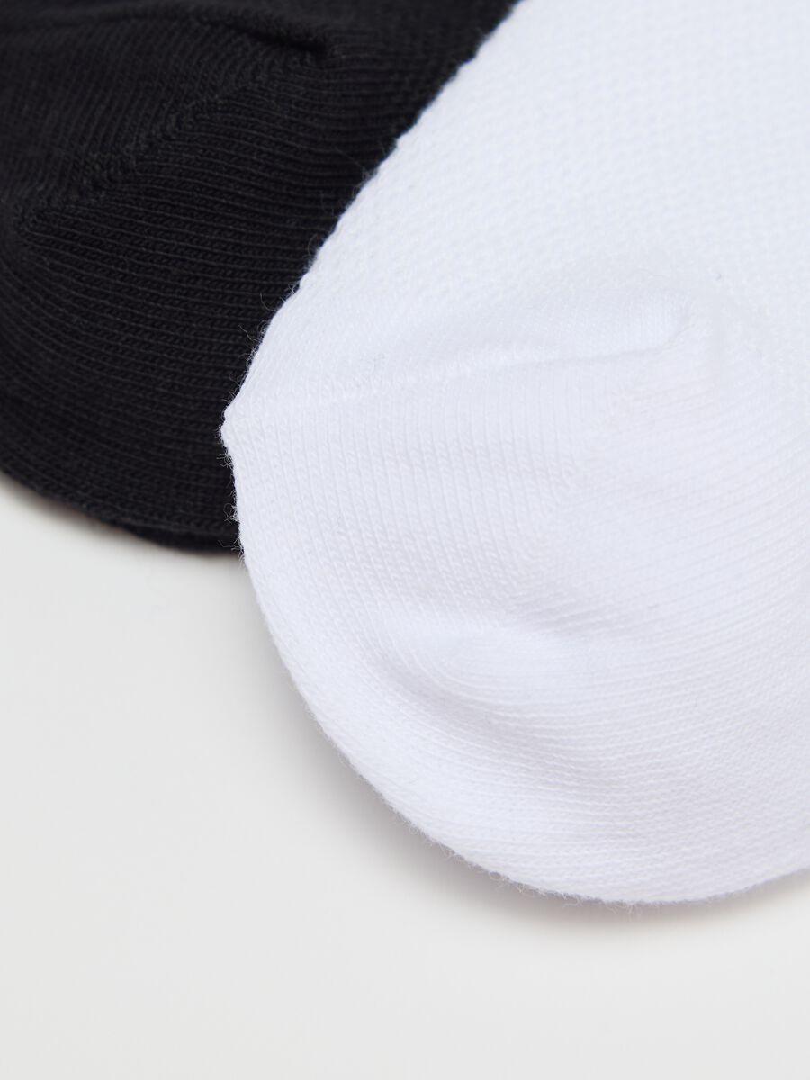 Three-pair pack white and black socks_1