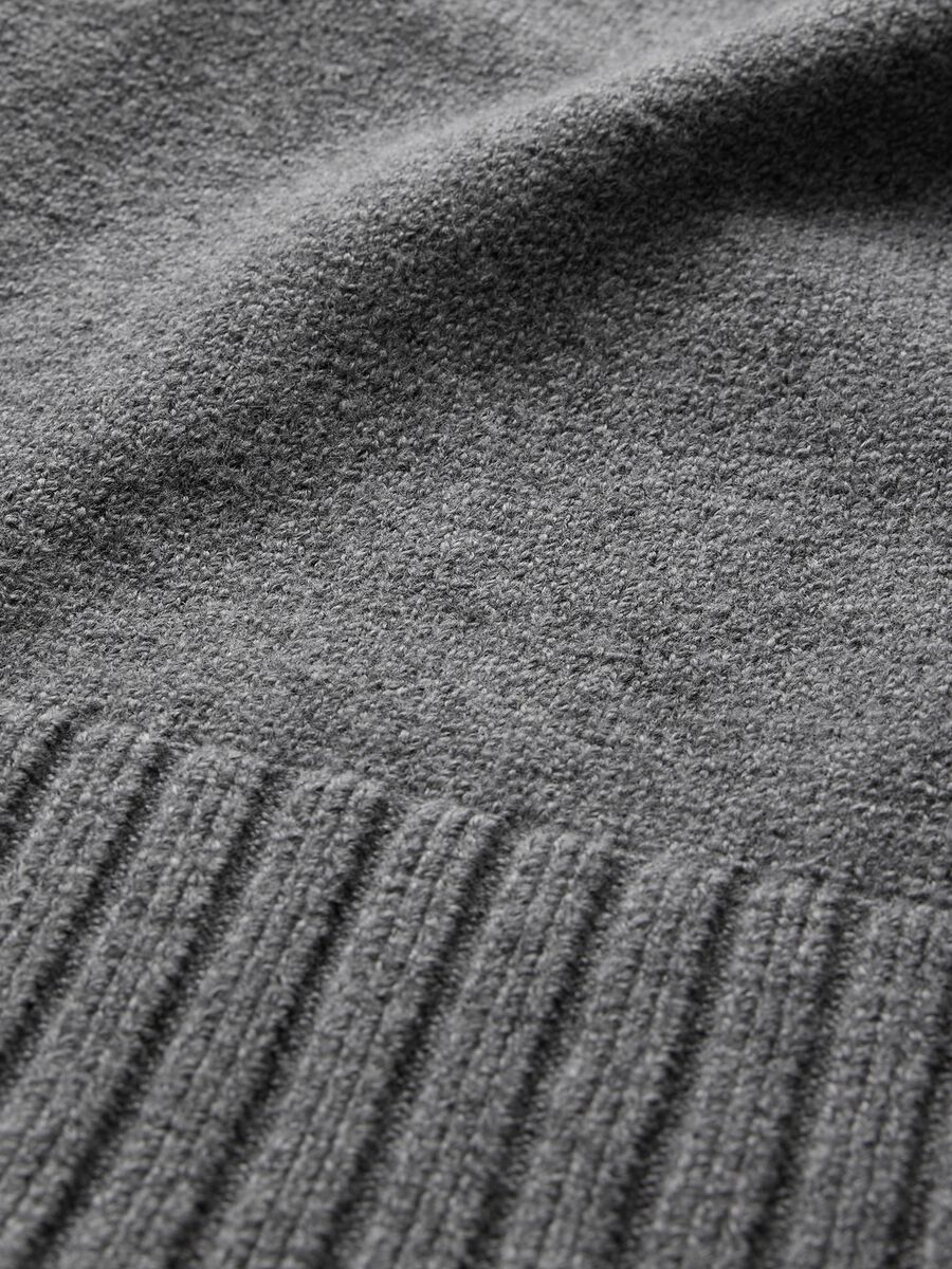 Pullover with high neck_4