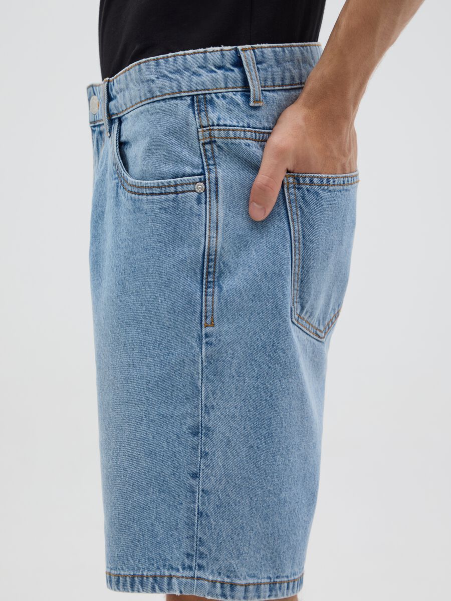 Shorts da uomo in puro cotone denim regular fit con cinque tasche_2