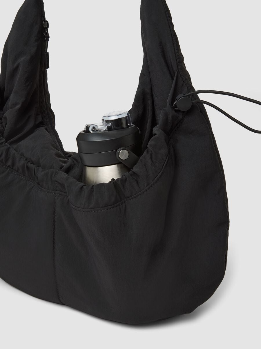 Borsa nera a spalla con tracolla regolabile_4