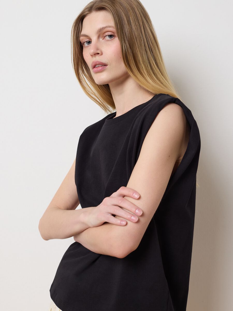 Black sleeveless boxy-fit T-shirt with spaghetti straps_0