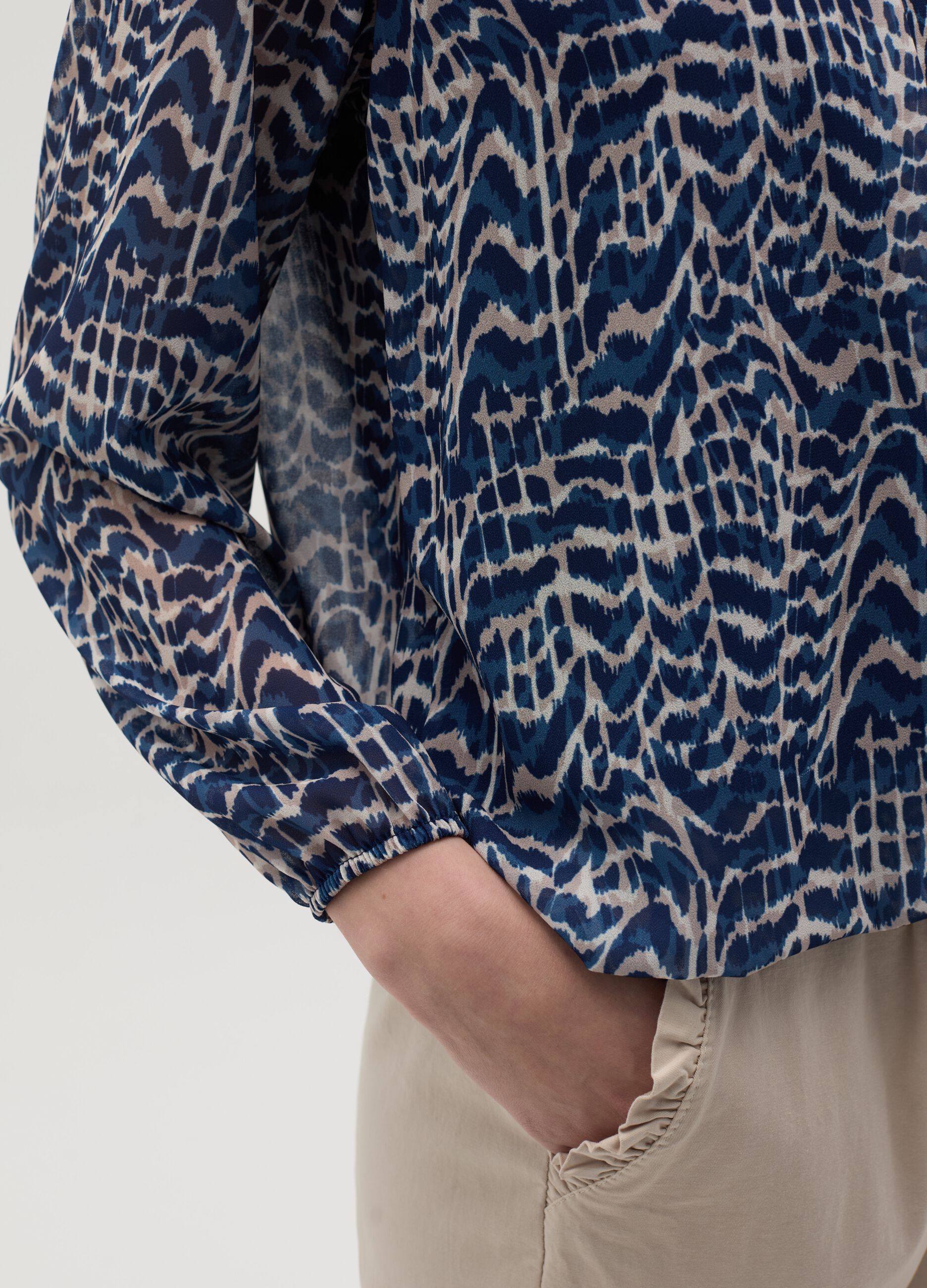 Long-sleeved blouse with print