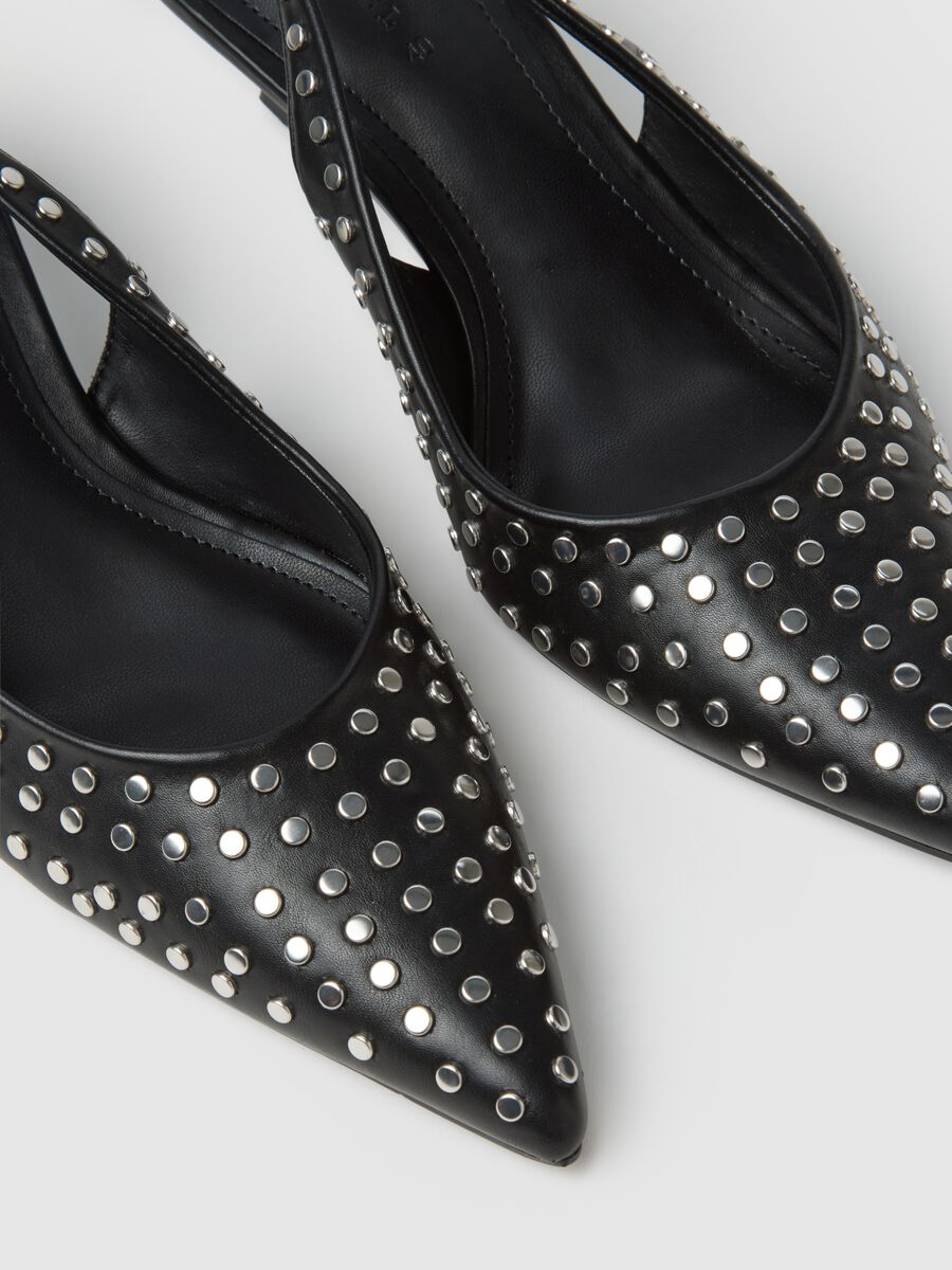 Scarpe slingback in vera pelle nere con borchie_2