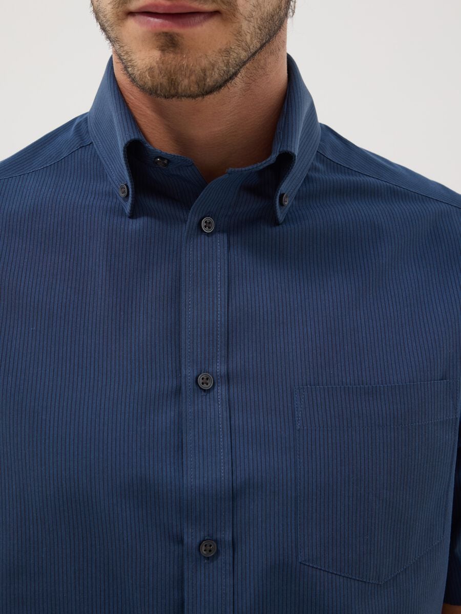 Blue short-sleeved shirt with button-down collar_1