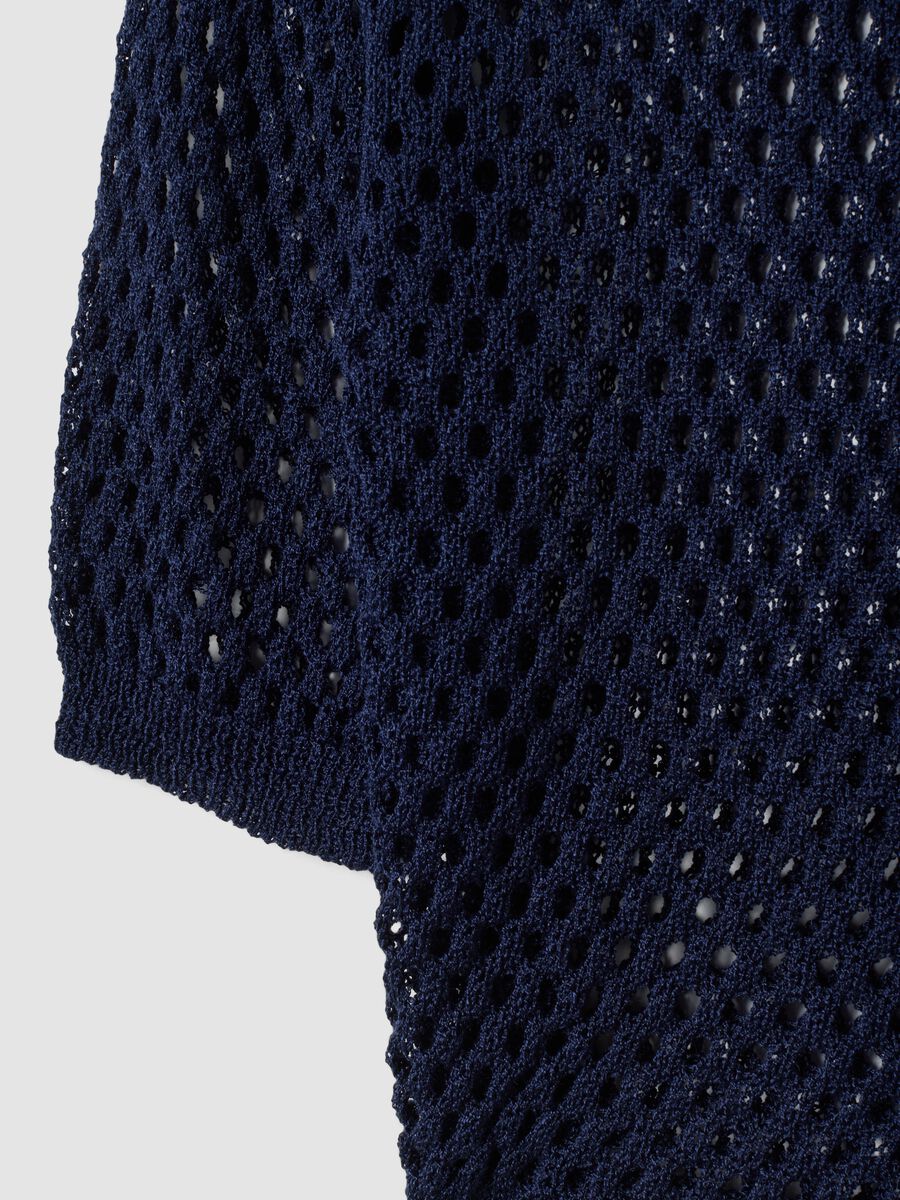 Maglia blu traforata a rete con maniche a tre quarti_5
