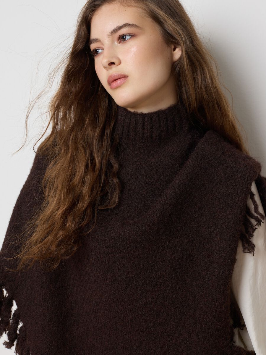 Poncho con frange marrone_2