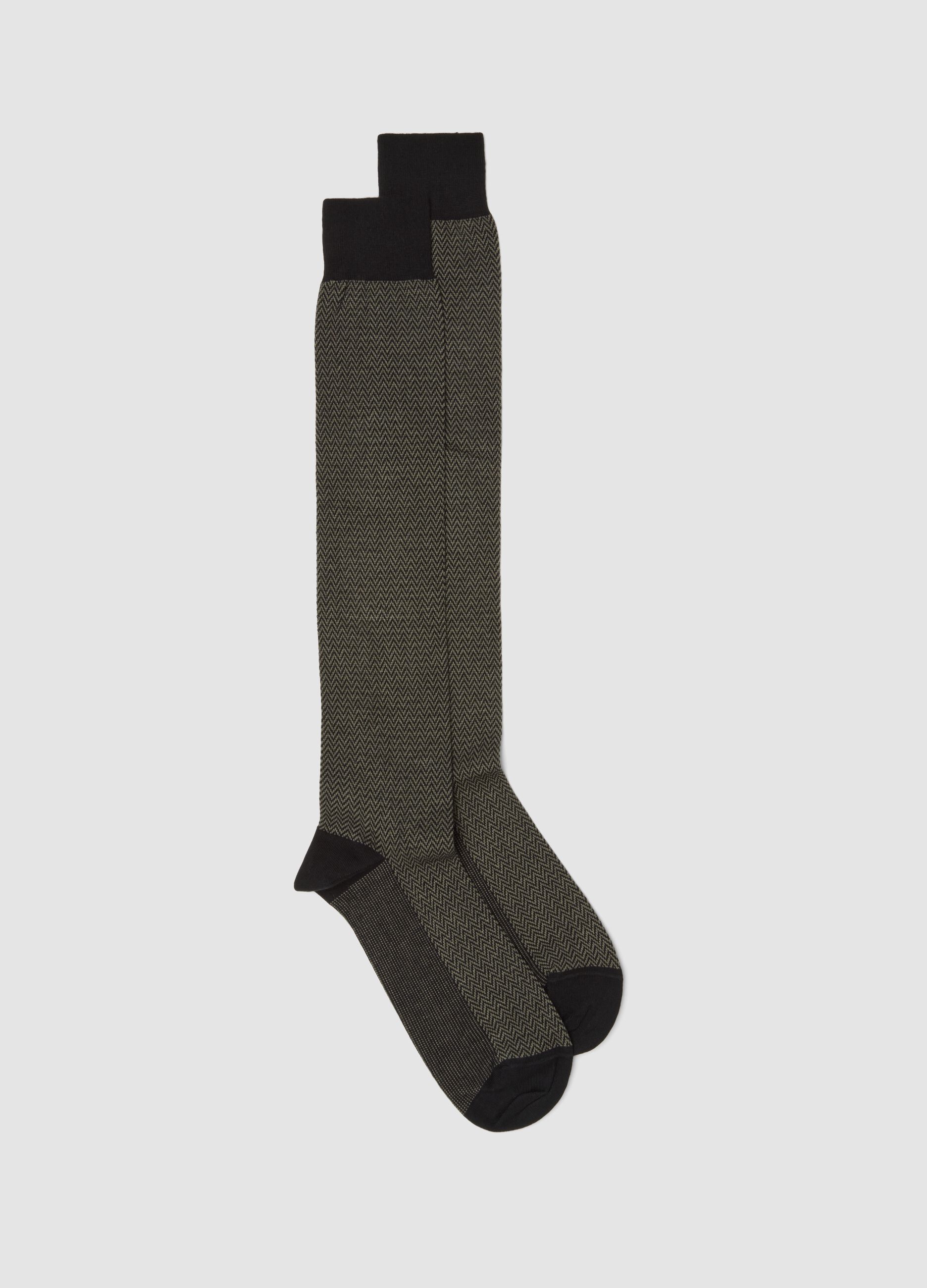 Men&rsquo;s black long socks in stretch cotton with zigzag pattern