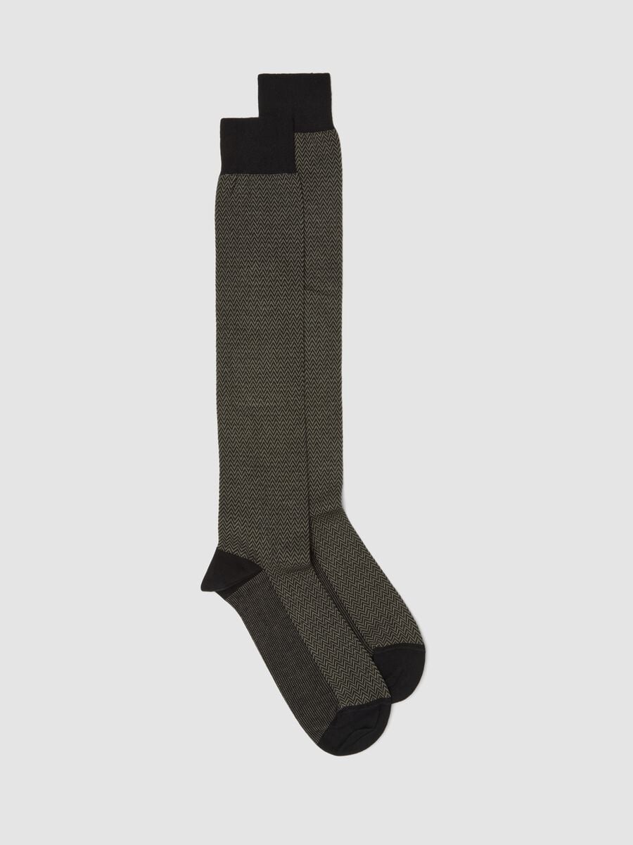 Men&rsquo;s black long socks in stretch cotton with zigzag pattern_0