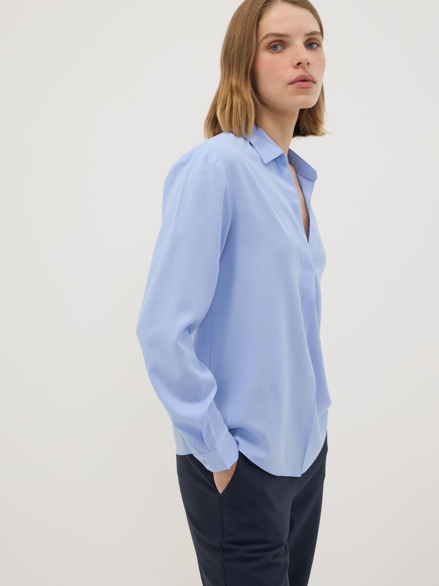 Camicia azzurra in pura viscosa con colletto classico regular fit_2