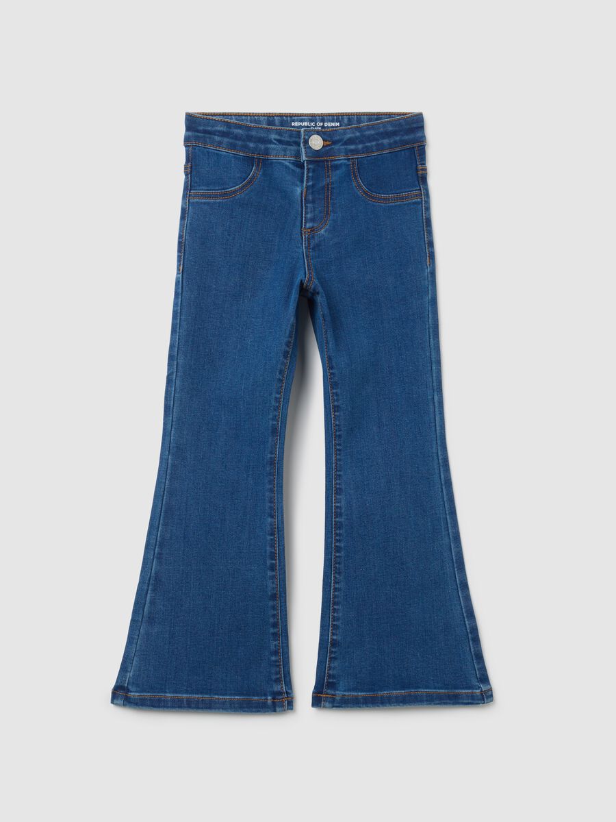 Jeans da bambina in denim blu flare_0