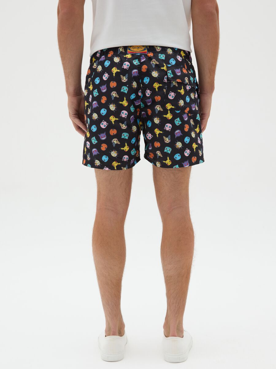 Costume da bagno da uomo in multicolor regular fit con stampa Pokémon_3