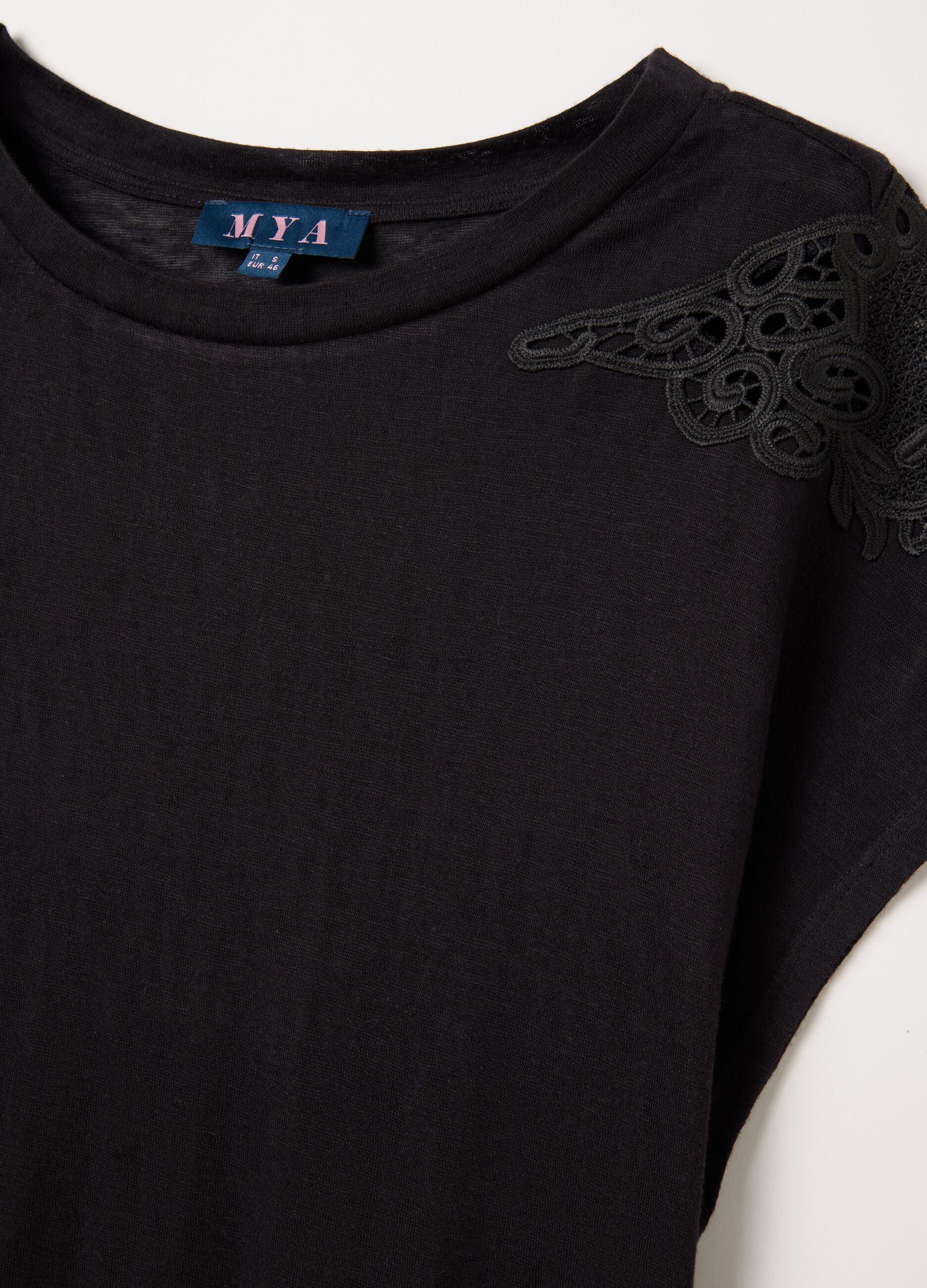 Curvy black T-shirt with lace details