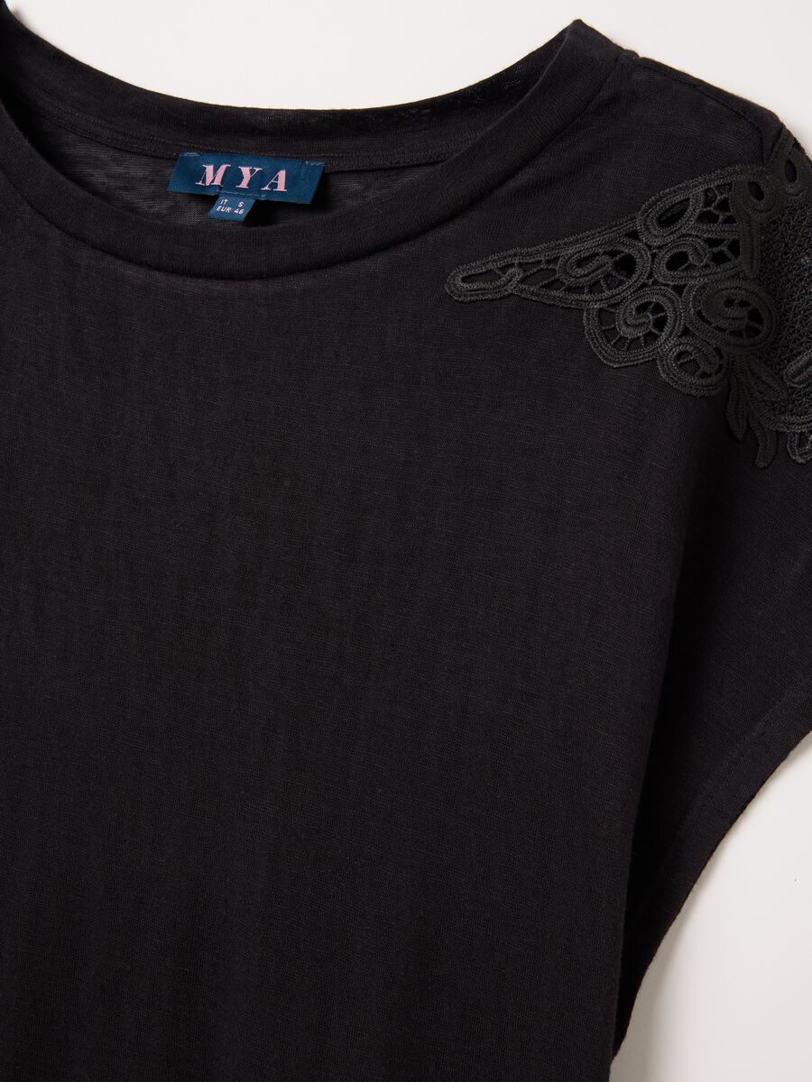 Curvy black T-shirt with lace details_1