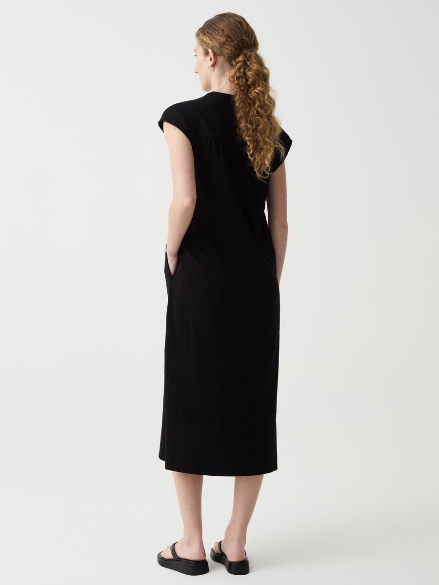 Essential long dress with V-neck_1
