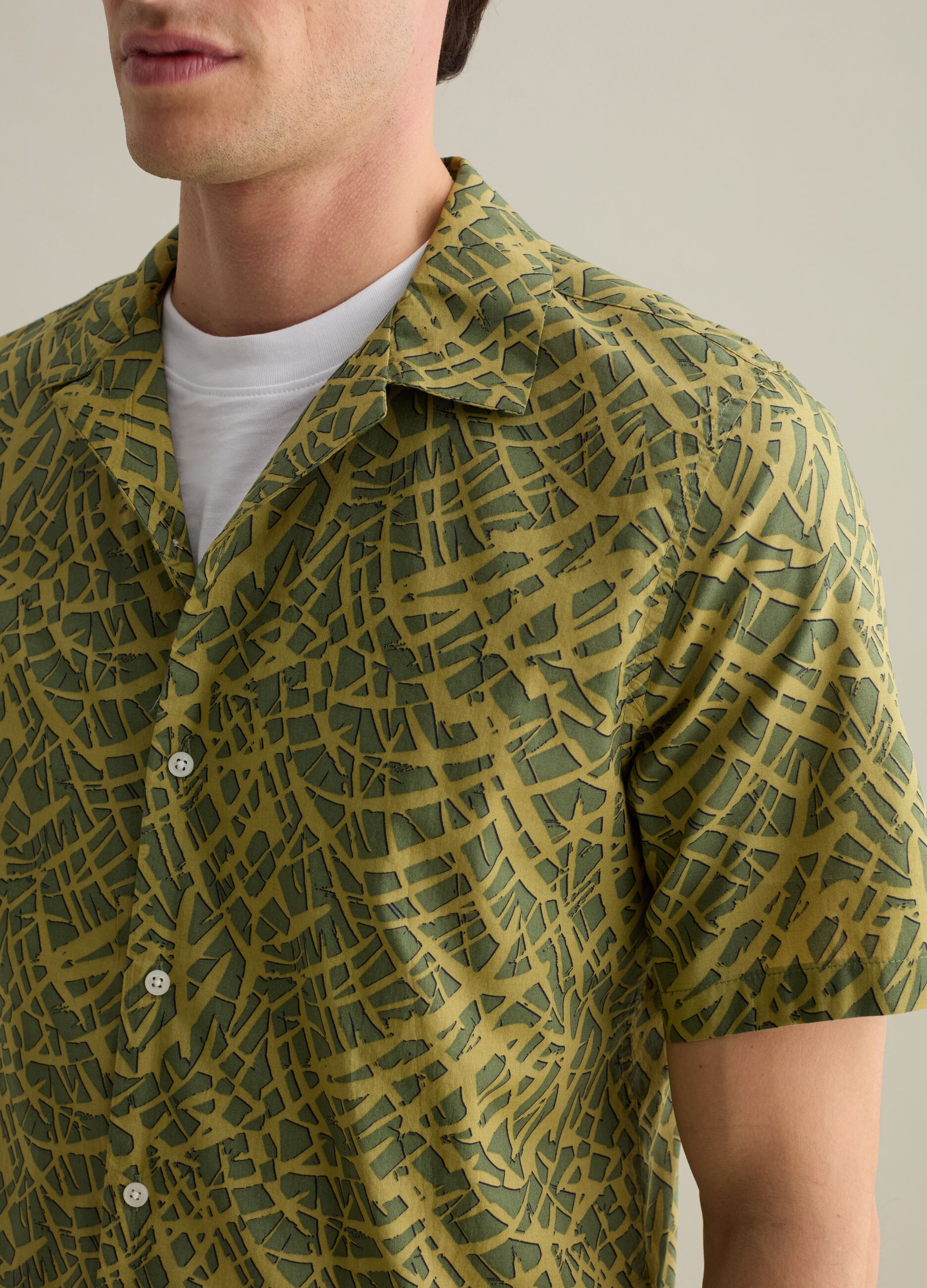 Short-sleeved shirt with geometric print