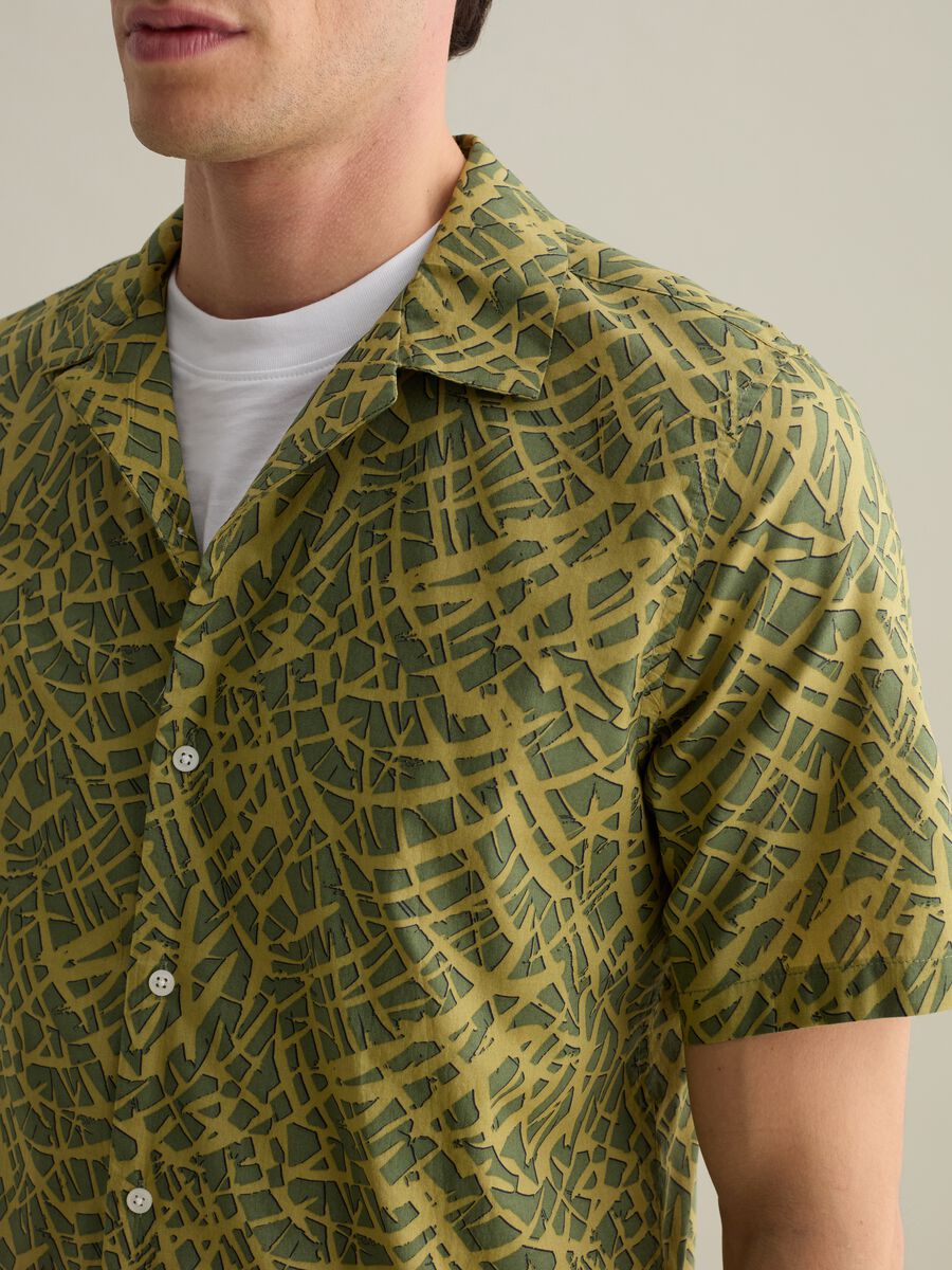 Short-sleeved shirt with geometric print_3