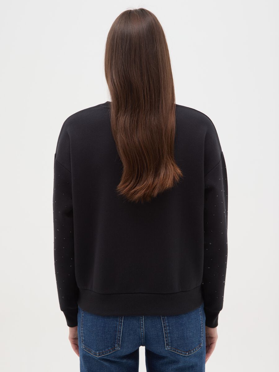 Felpa girocollo nera in misto cotone regular fit con strass_2