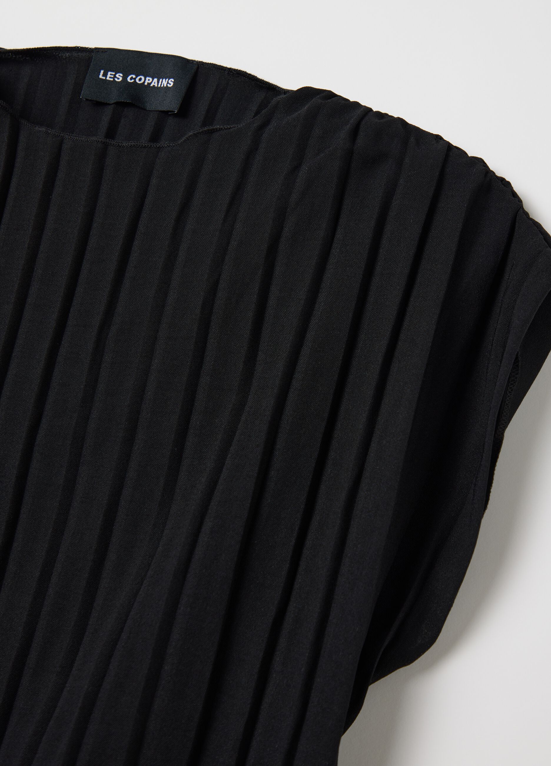 Black sleeveless T-shirt with flat ribbing
