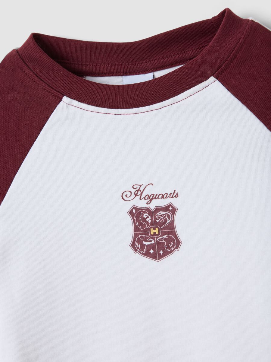 T-shirt bianca in cotone elasticizzato con stemma Hogwarts per ragazza_4