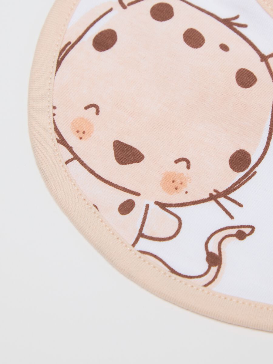 Two-pack white bibs in cotton with savannah animals_1
