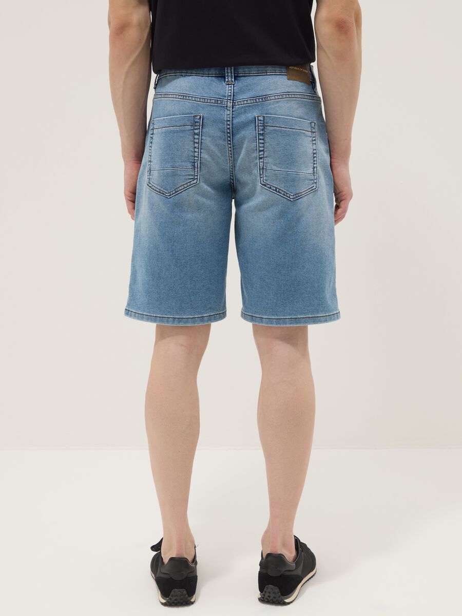 Shorts denim blu in misto cotone elasticizzato regular fit_2