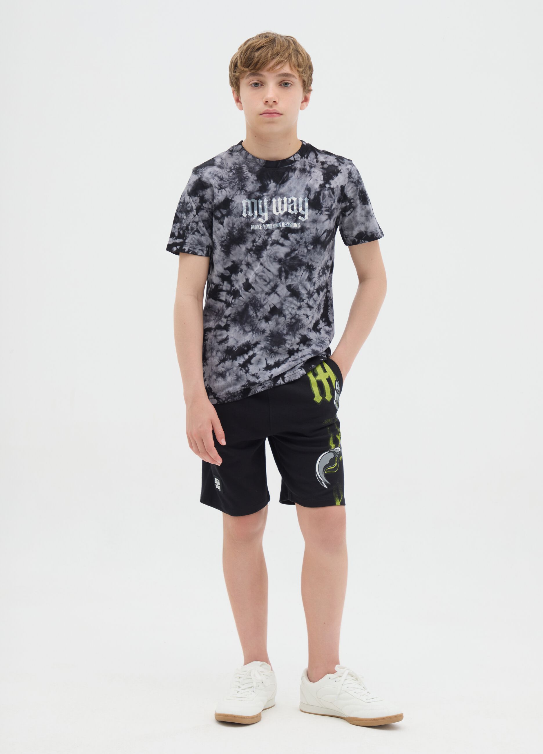 Black Bermuda shorts in cotton with drawstring and print