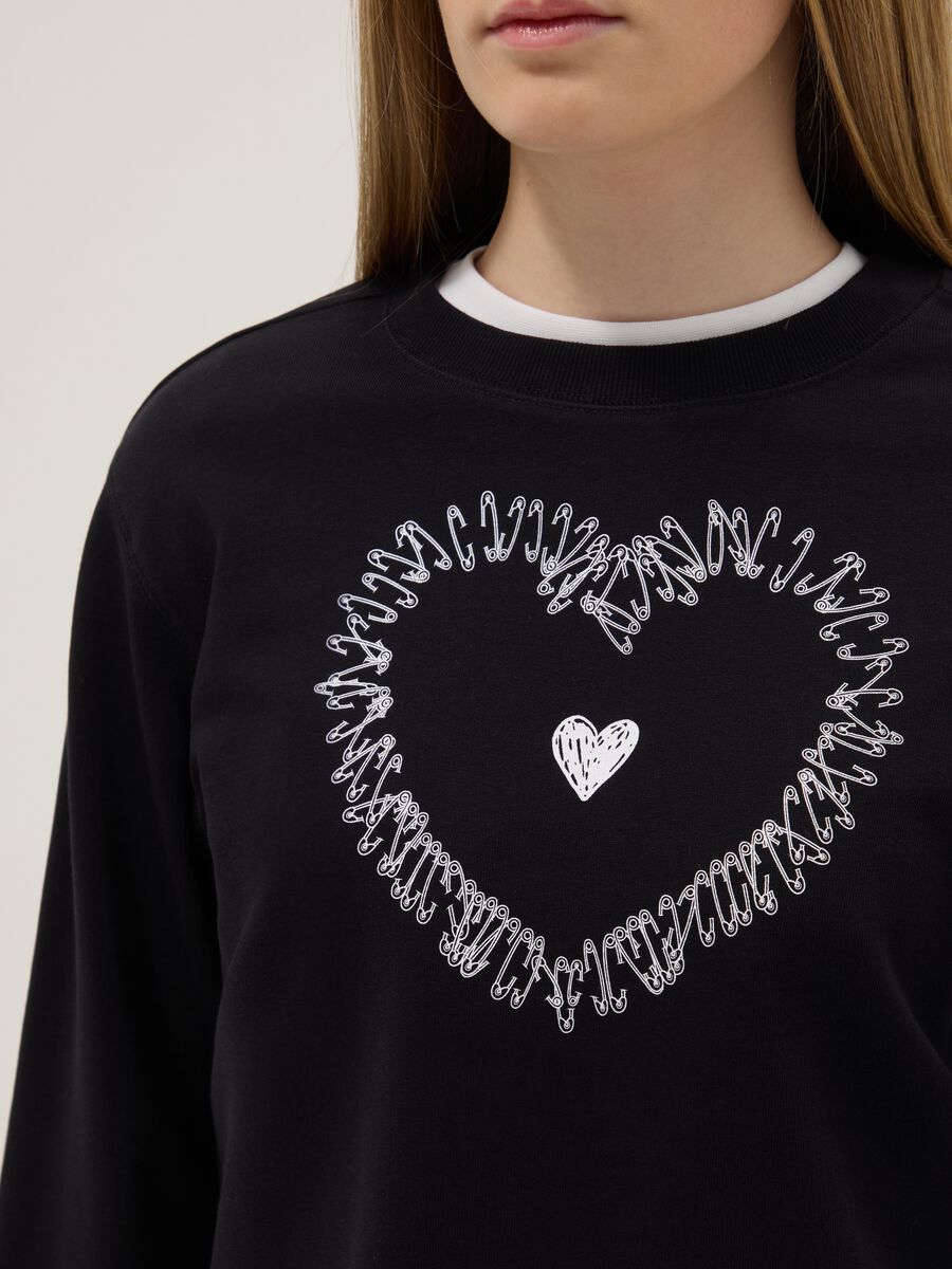 Girl's regular fit black pure cotton sweatshirt with embroidered heart_2
